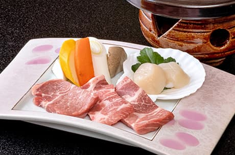 画像：飛騨豚と北海道帆立貝の陶板焼き