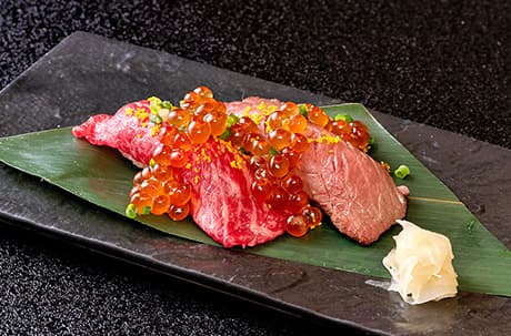 画像：A5飛騨牛の炙り寿司の北海道イクラ添え