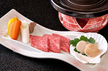 画像：飛騨豚と北海道帆立貝の陶板焼き