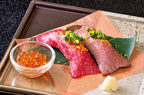 画像：A5飛騨牛の炙り寿司の北海道イクラ添え